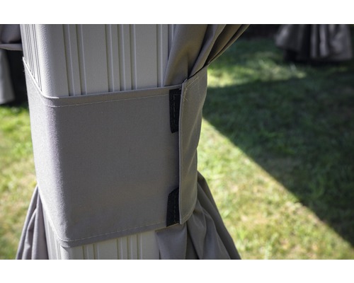 Vue détaillée d''un pavillon avec fixation pour rideaux