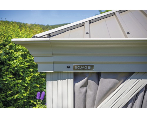 Vue détaillée d''un pavillon avec le logo Sojag.