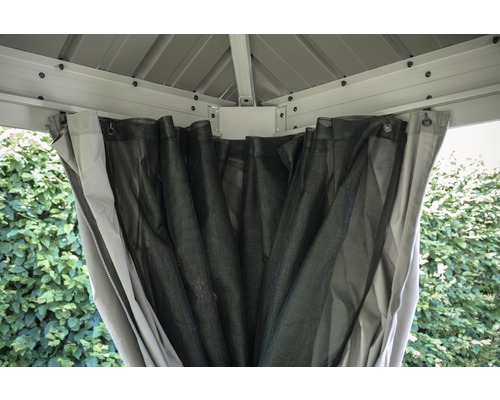 Vue détaillée d''un pavillon avec moustiquaire et rideaux