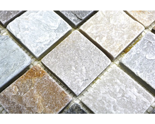 Gros plan de carreaux de mosaïque en pierre naturelle sur un filet