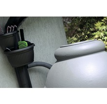Récupérateur d''eau de pluie avec accessoires de pluie sur la descente pluviale