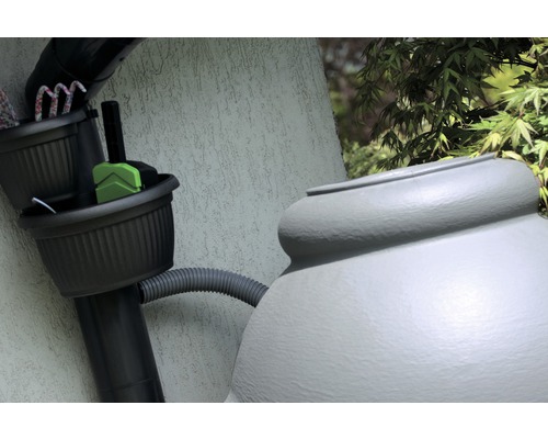Récupérateur d''eau de pluie avec accessoires de pluie sur la descente pluviale
