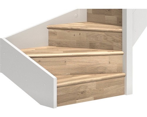 Treppe mit Holzstufen und weissem Geländer