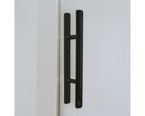 Poignée de porte noire sur une cabine de douche