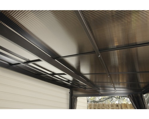 Vue d''un toit de terrasse avec une structure métallique