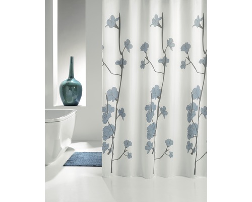 Scène de salle de bains avec baignoire, vase décoratif, tapis de bain et rideau de douche à décor floral