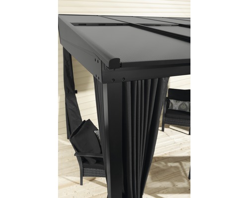 Vue détaillée d''un pavillon avec rideaux noirs et sièges