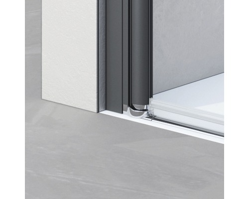 Détail d''une cabine de douche avec porte coulissante et cadre