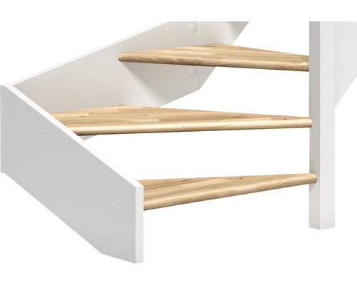 Detailansicht einer Raumspartreppe mit Holzstufen und weissem Geländer