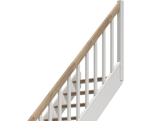 Detailansicht einer Treppe mit Holzhandlauf und weißen Geländerstäben