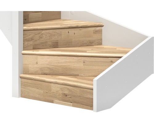 Vue détaillée de trois marches d''escalier en bois avec une balustrade d''escalier blanche.