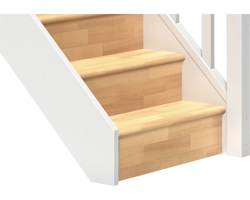 Detailaufnahme einer Holztreppe mit weissem Treppengeländer