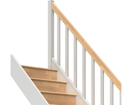 Treppe mit weissem Geländer und Holzhandlauf