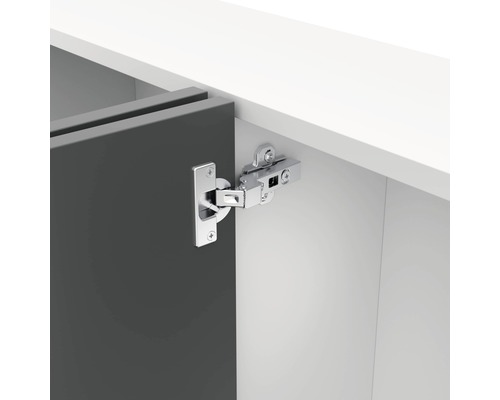 Charnière fixée à une porte de meuble