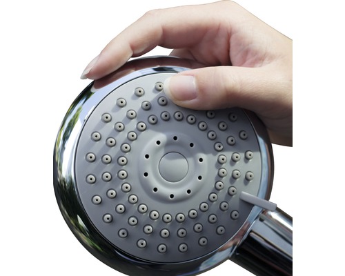 Main tenant une pomme de douche