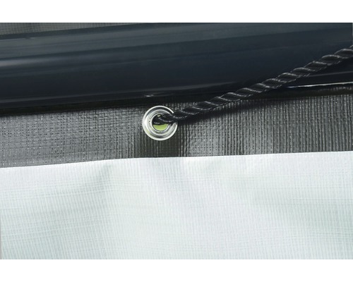 Detailansicht einer Plane mit Öse und Seilbefestigung