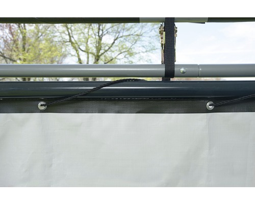 Detailansicht eines Zeltes mit Befestigungsseil und Spannriemen