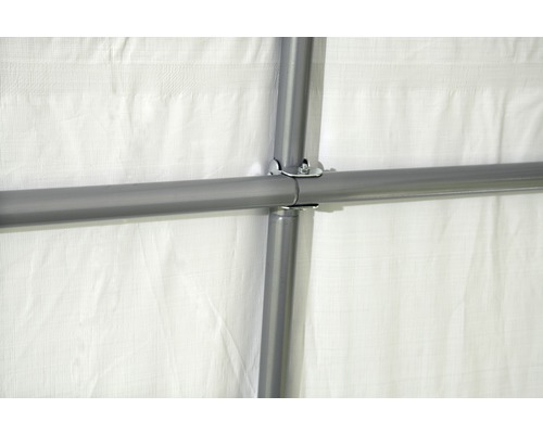 Vue détaillée d''une connexion de tuyau métallique pour une tente