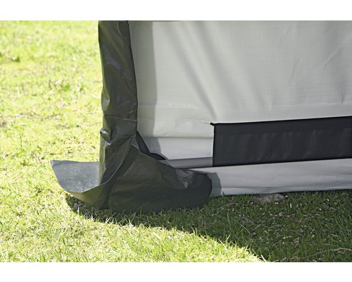 Vue détaillée d''un pavillon avec housse de protection noire