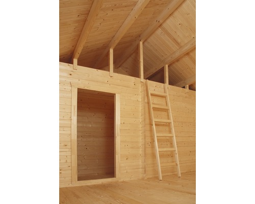 Vue intérieure d''une maison en bois avec échelle et cadre de porte