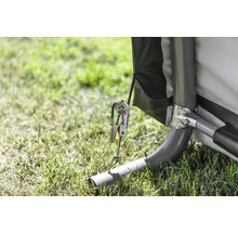 Detailansicht eines Zeltes mit Spannmechanismus und Stahlrahmen auf Gras
