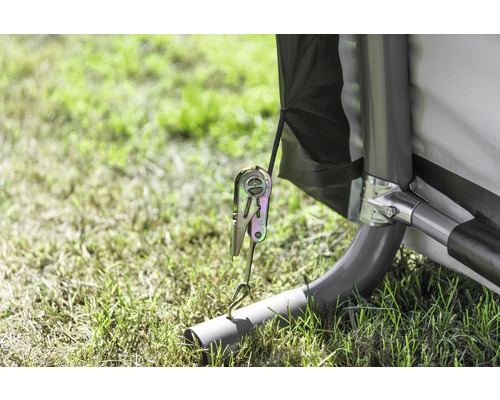 Detailansicht eines Zeltes mit Spannmechanismus und Stahlrahmen auf Gras