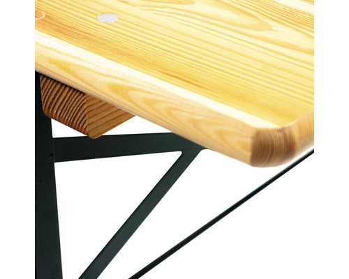 Vue détaillée d''une table de brasserie avec plateau en bois et structure en métal