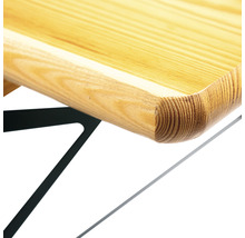 Detailansicht einer Tischplatte aus Holz mit abgerundeter Kante und Metallgestell