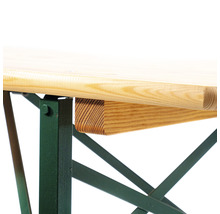 Detailansicht eines Biertisches mit Holzplatte und Metallgestell