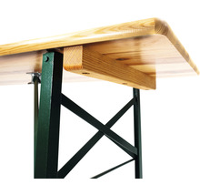 Detailansicht eines Biertisches mit Holzplatte und Metallgestell