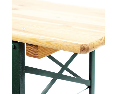 Vue détaillée d''une table de tente de fête avec plateau en bois et structure en métal