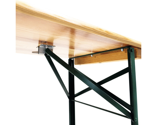 Vue détaillée d''une table de brasserie avec un châssis métallique