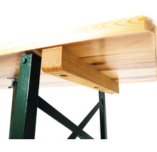 Detailansicht einer Festzeltgarnitur-Bank aus Holz mit grünem Metallgestell