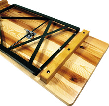 Detailansicht eines Biertisches mit Holzplatte und schwarzem Metallgestell