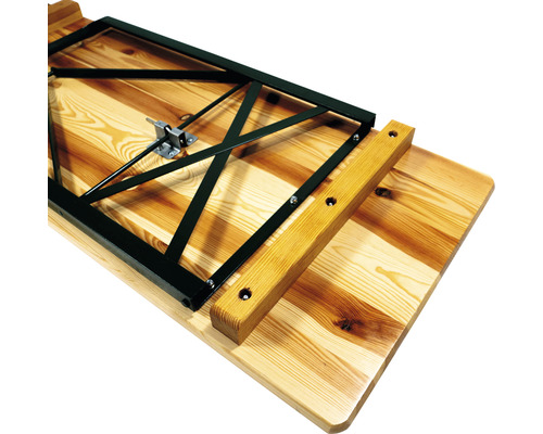 Vue détaillée d''une table de brasserie avec plateau en bois et cadre métallique noir