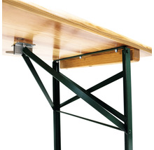 Detailansicht eines Biertisches mit Metallgestell und Holzplatte