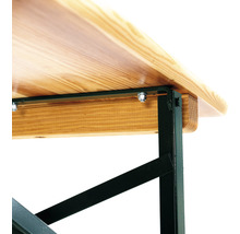 Detailansicht eines Festzeltgarnitur-Tisches mit Holzplatte und Metallgestell.