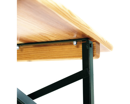 Vue détaillée d''une table de tente de réception avec plateau en bois et structure métallique.