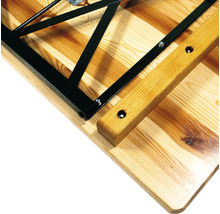 Detailansicht eines Biertisches mit Untergestell aus Metall und Holz