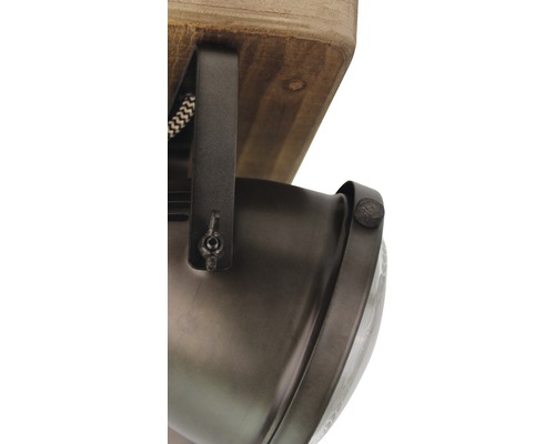 Detailaufnahme einer Deckenleuchte mit Metallelementen und einer Holzhalterung