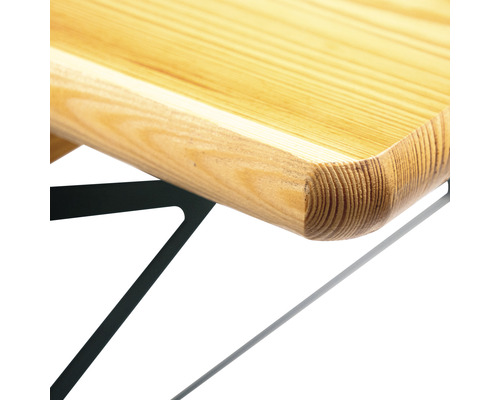 Vue détaillée d''un plateau de table en bois avec cadre métallique