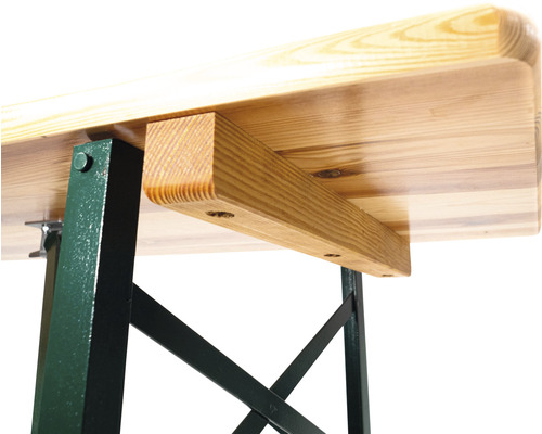 Gros plan d''un banc de fête de la bière avec plateau en bois et cadre en métal