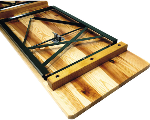 Vue détaillée d''une garniture de fête de la bière avec plateau en bois et cadre en métal.