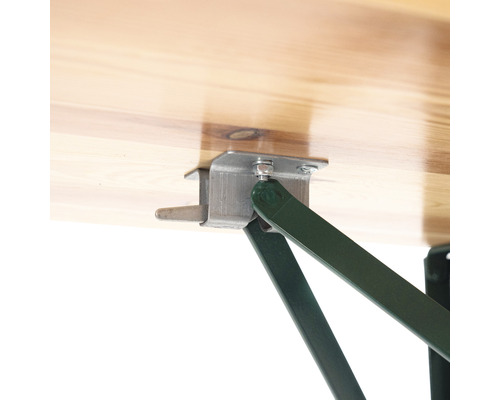 Gros plan sur la fixation du pied d''une table de bistrot avec mécanisme pliant