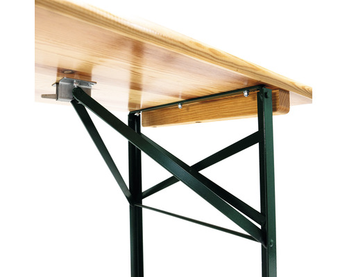 Vue détaillée d''une table de brasserie avec cadre en acier et plateau en bois