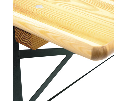 Vue détaillée d''une table de bistrot avec un piètement en métal et un plateau en bois.