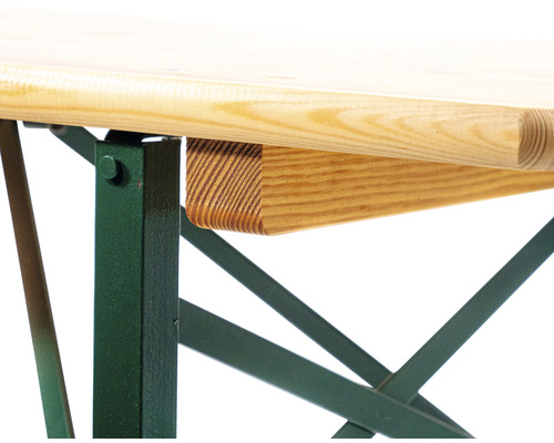 Gros plan d''une table de brasserie avec plateau en bois et structure métallique verte