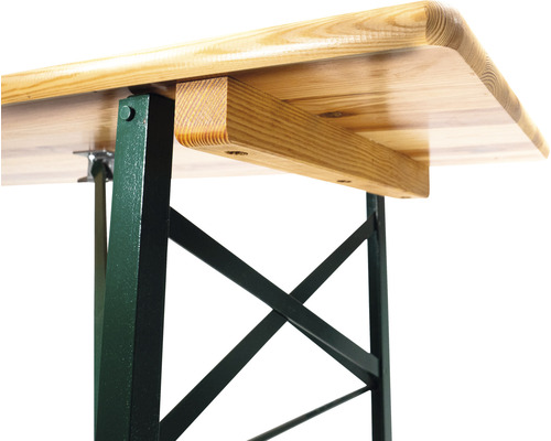 Vue détaillée d''une table de fête de la bière avec plateau en bois et structure en métal