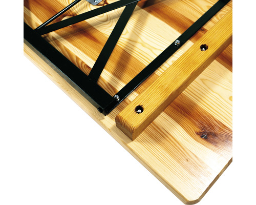 Vue détaillée d''une combinaison de table de fête de la bière avec sous-structure et latte en bois