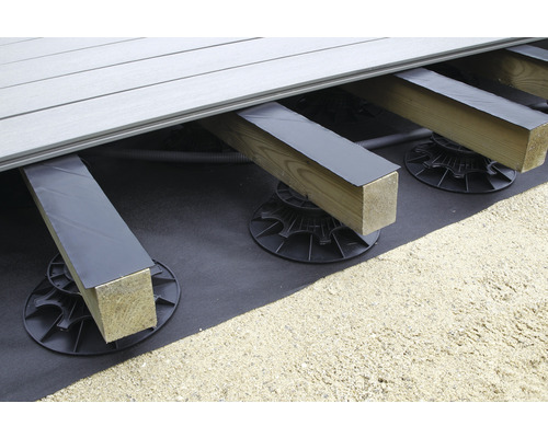 Aufbau einer Terrasse mit Holzunterkonstruktion, Bautenschutz und Stellfüßen